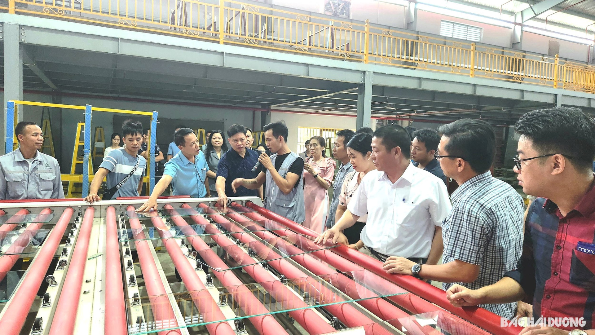 Các đại biểu tham quan mô hình trình diễn kỹ thuật tại Công ty CP Đầu tư Long Phúc