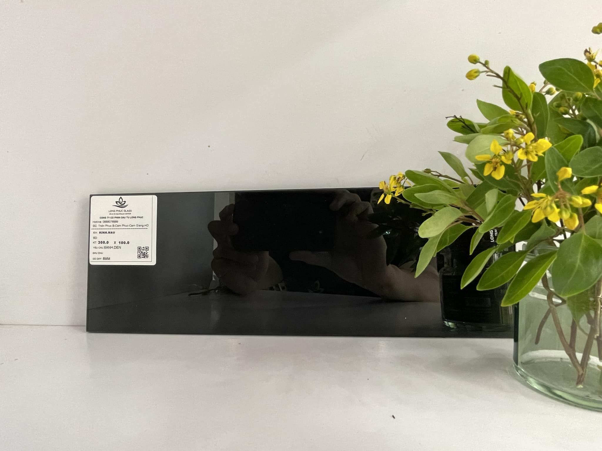 Kính màu xanh đen