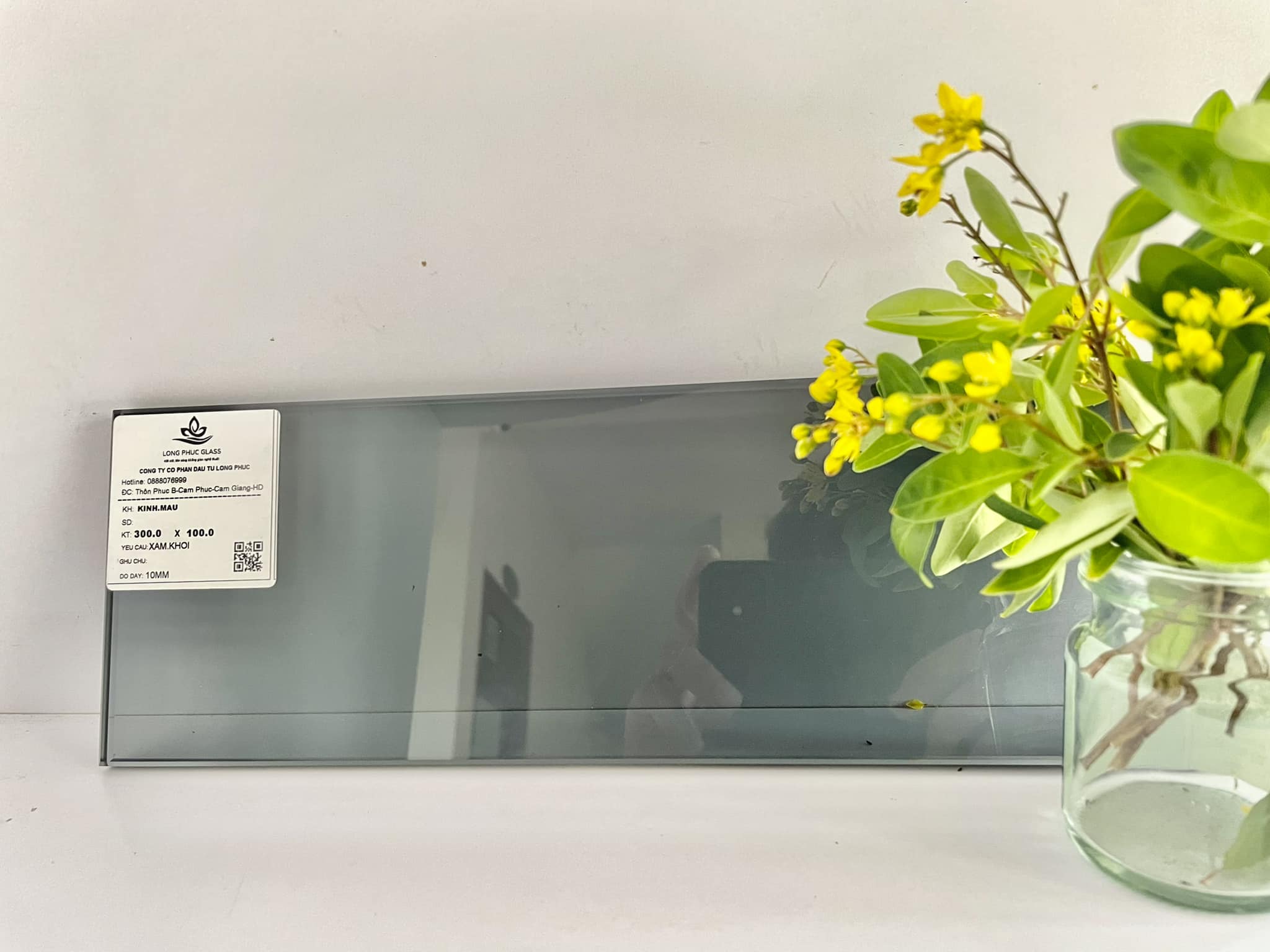 Kính màu xám khói