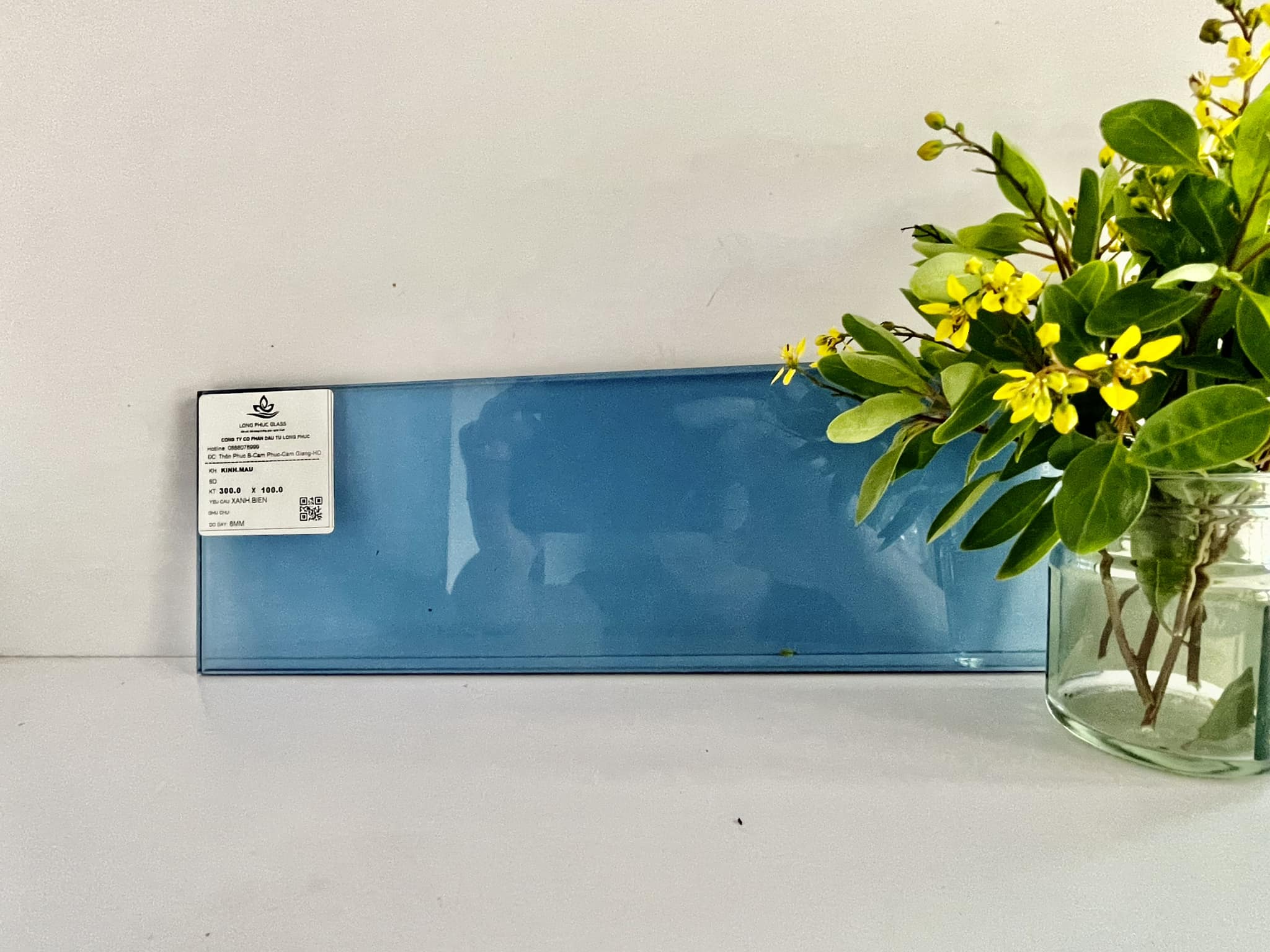 kính màu da trời