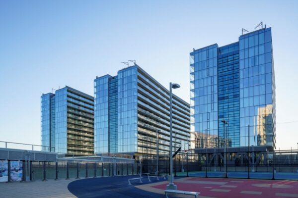 kính phản quang trên các tòa nhà cao tầng