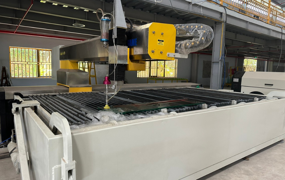 Máy cắt kính tia nước