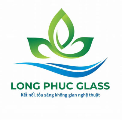 Mài cạnh kính – Bước hoàn thiện tạo nên chất lượng của một tấm kính Khi nhắc đến một tấm kính cường lực đẹp và an toàn, nhiều người thường nghĩ đến độ dày, độ trong hay khả năng chịu lực. Tuy nhiên, có một công đoạn quan trọng nhưng lại ít được chú ý, đó chính là mài cạnh kính. Sau khi cắt theo đúng kích thước, mép kính thường còn sắc và chưa đạt yêu cầu để đưa vào các công đoạn tiếp theo. Vì vậy, việc mài cạnh kính không chỉ giúp tăng tính thẩm mỹ mà còn góp phần đảm bảo độ an toàn, hạn chế sứt mẻ và nâng cao chất lượng của sản phẩm. Đây cũng là một trong những bước quan trọng trong quy trình gia công kính tại Long Phuc Glass. Mài cạnh kính là gì? Mài cạnh kính là quá trình sử dụng các loại máy mài kính chuyên dụng để xử lý phần mép của tấm kính sau khi cắt. Tùy theo yêu cầu của từng công trình, cạnh kính có thể được gia công theo nhiều kiểu khác nhau như: Mài cạnh phẳng. Mài cạnh bo tròn. Mài vát cạnh. Mài đánh bóng. Mỗi phương pháp đều có mục đích riêng, giúp sản phẩm đáp ứng yêu cầu về kỹ thuật và thẩm mỹ trước khi chuyển sang các công đoạn như khoan lỗ, cắt khoét hoặc tôi cường lực. Vì sao cần mài cạnh kính? 1. Đảm bảo an toàn khi sử dụng Sau khi cắt, mép kính thường còn sắc và có thể gây nguy hiểm trong quá trình vận chuyển, lắp đặt hoặc sử dụng. Thông qua công đoạn mài cạnh, các cạnh sắc được loại bỏ, giúp giảm nguy cơ gây trầy xước và tạo cảm giác an toàn hơn khi thao tác với kính. Đây là yêu cầu gần như bắt buộc đối với các sản phẩm như cửa kính, vách kính, lan can kính hay mặt bàn kính. 2. Nâng cao tính thẩm mỹ Một tấm kính đẹp không chỉ nằm ở bề mặt mà còn ở sự hoàn thiện của từng chi tiết. Khi được mài và đánh bóng đúng kỹ thuật, mép kính sẽ trở nên nhẵn, đồng đều và sáng hơn, tạo cảm giác tinh tế và chuyên nghiệp. Đối với những hạng mục có cạnh kính lộ ra ngoài như cầu thang kính, lan can kính hay cửa kính không khung, chất lượng của phần cạnh càng trở nên quan trọng. 3. Hạn chế nguy cơ sứt mẻ Trong quá trình vận chuyển hoặc thi công, các cạnh kính là vị trí dễ chịu tác động nhất. Nếu không được xử lý đúng kỹ thuật, những va chạm nhỏ cũng có thể làm cạnh kính bị sứt hoặc nứt. Mài cạnh giúp giảm các điểm tập trung ứng suất trên mép kính, từ đó góp phần hạn chế nguy cơ hư hỏng trong quá trình sử dụng. 4. Chuẩn bị cho các công đoạn gia công tiếp theo Một tấm kính trước khi trở thành thành phẩm thường còn phải trải qua nhiều công đoạn như: Khoan lỗ. Cắt khoét. Tôi cường lực. Dán kính. Lắp phụ kiện. Việc mài cạnh kính trước sẽ giúp các bước tiếp theo diễn ra ổn định hơn, đồng thời nâng cao chất lượng của thành phẩm cuối cùng. Các kiểu mài cạnh kính phổ biến hiện nay Tùy vào mục đích sử dụng, kính có thể được gia công theo nhiều kiểu cạnh khác nhau. Mài cạnh phẳng Đây là kiểu gia công phổ biến nhất, thường được sử dụng cho cửa kính, vách kính và các hạng mục xây dựng thông dụng. Mài bo cạnh Các góc cạnh được bo nhẹ giúp tăng tính an toàn và giảm cảm giác sắc cạnh khi sử dụng. Mài vát cạnh Được ứng dụng nhiều trong kính trang trí, gương hoặc nội thất cao cấp nhằm tạo hiệu ứng sang trọng và tăng giá trị thẩm mỹ. Đánh bóng cạnh Sau khi mài, cạnh kính tiếp tục được đánh bóng để tạo bề mặt sáng và mịn hơn, phù hợp với những sản phẩm yêu cầu tính hoàn thiện cao. Máy mài kính có vai trò như thế nào? Hiện nay, các máy mài kính hiện đại được thiết kế với độ chính xác cao, giúp xử lý cạnh kính đồng đều và ổn định. Việc sử dụng hệ thống máy chuyên dụng không chỉ nâng cao năng suất mà còn đảm bảo chất lượng đồng nhất giữa các sản phẩm. Tùy từng loại kính và yêu cầu kỹ thuật, nhà máy sẽ lựa chọn phương pháp gia công phù hợp để đạt hiệu quả tối ưu. Quy trình mài cạnh kính tại Long Phuc Glass Tại Long Phuc Glass, mỗi tấm kính đều được kiểm tra và gia công theo quy trình nghiêm ngặt trước khi xuất xưởng: Bước 1: Kiểm tra kích thước sau khi cắt. Bước 2: Đưa kính vào hệ thống máy mài cạnh. Bước 3: Làm mát liên tục bằng nước trong quá trình gia công. Bước 4: Kiểm tra chất lượng cạnh kính sau khi mài. Bước 5: Chuyển sang các công đoạn như khoan, cắt khoét hoặc tôi cường lực. Việc tuân thủ đúng quy trình giúp mỗi sản phẩm đạt yêu cầu về độ chính xác và tính thẩm mỹ trước khi đến tay khách hàng. Vì sao nên lựa chọn Long Phuc Glass? Không chỉ đầu tư vào hệ thống máy móc, Long Phuc Glass còn chú trọng đến từng công đoạn trong quá trình gia công. Chúng tôi hiểu rằng, chất lượng của một tấm kính không chỉ nằm ở nguyên liệu mà còn được tạo nên từ sự chính xác trong từng bước sản xuất. Với đội ngũ kỹ thuật giàu kinh nghiệm cùng quy trình kiểm soát chất lượng chặt chẽ, Long Phuc Glass luôn hướng đến việc mang đến những sản phẩm đáp ứng yêu cầu về độ bền, tính thẩm mỹ và độ an toàn cho từng công trình. Kết luận Mài cạnh kính là một công đoạn nhỏ nhưng đóng vai trò rất lớn trong việc tạo nên chất lượng của một sản phẩm kính hoàn chỉnh. Từ việc đảm bảo an toàn, nâng cao tính thẩm mỹ đến chuẩn bị cho các bước gia công tiếp theo, tất cả đều góp phần tạo nên một tấm kính đạt tiêu chuẩn trước khi được lắp đặt vào công trình. Nếu bạn đang tìm kiếm đơn vị gia công kính, kính cường lực hoặc cần tư vấn giải pháp kính phù hợp, Long Phuc Glass luôn sẵn sàng đồng hành cùng bạn.